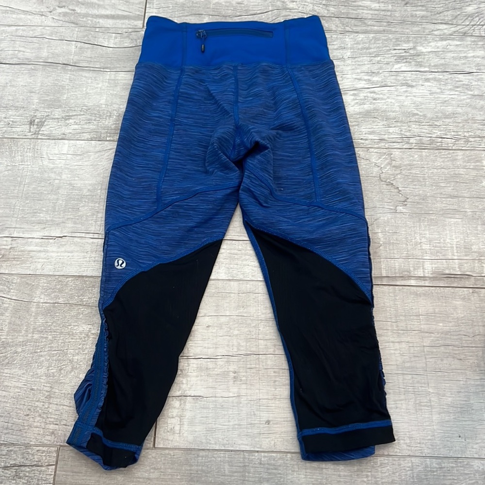 Lululemon Run‎ For Your Life Crop Leggings Hyper Stripe Blue Womens Size 2